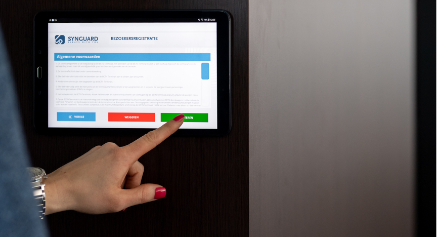 Photo d'une personne utilisant le libre-service pour l'enregistrement Enregistrement des visiteurs Synguard en libre-service
